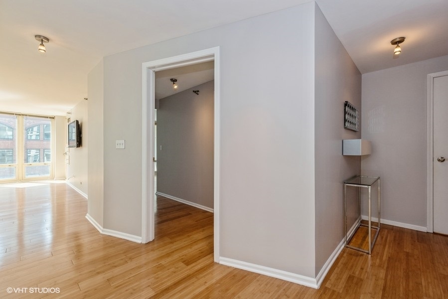 345 N La Salle Drive Unit: 806