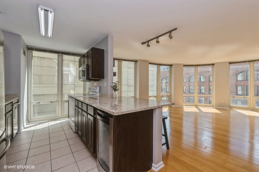 345 N La Salle Drive Unit: 806