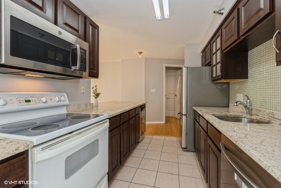 345 N La Salle Drive Unit: 806