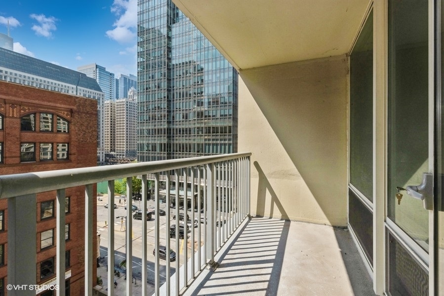 345 N La Salle Drive Unit: 806