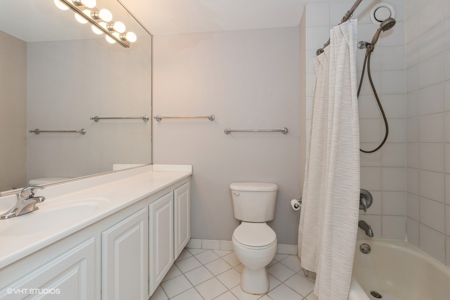 345 N La Salle Drive Unit: 806