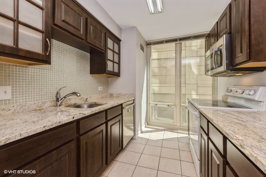 345 N La Salle Drive Unit: 806
