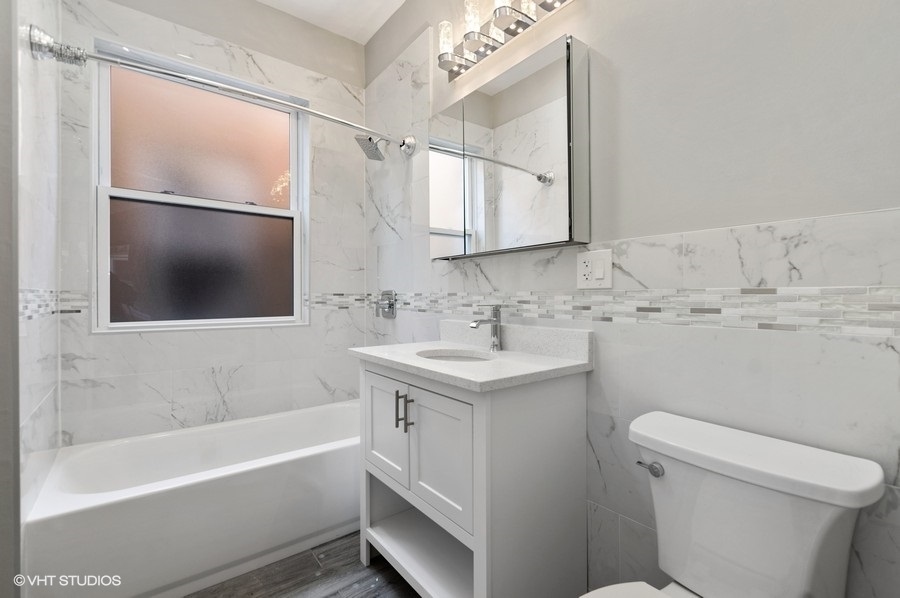 4442 N Maplewood Avenue