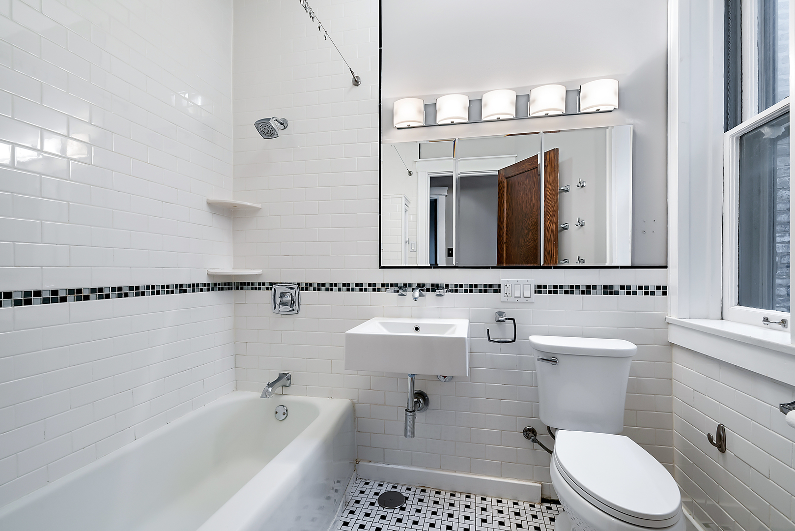 1444 W Jarvis Avenue Unit: 3C