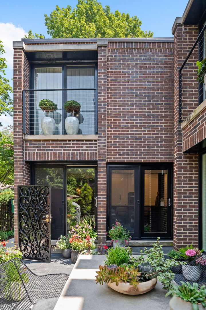 2321 N Geneva Terrace Unit: C