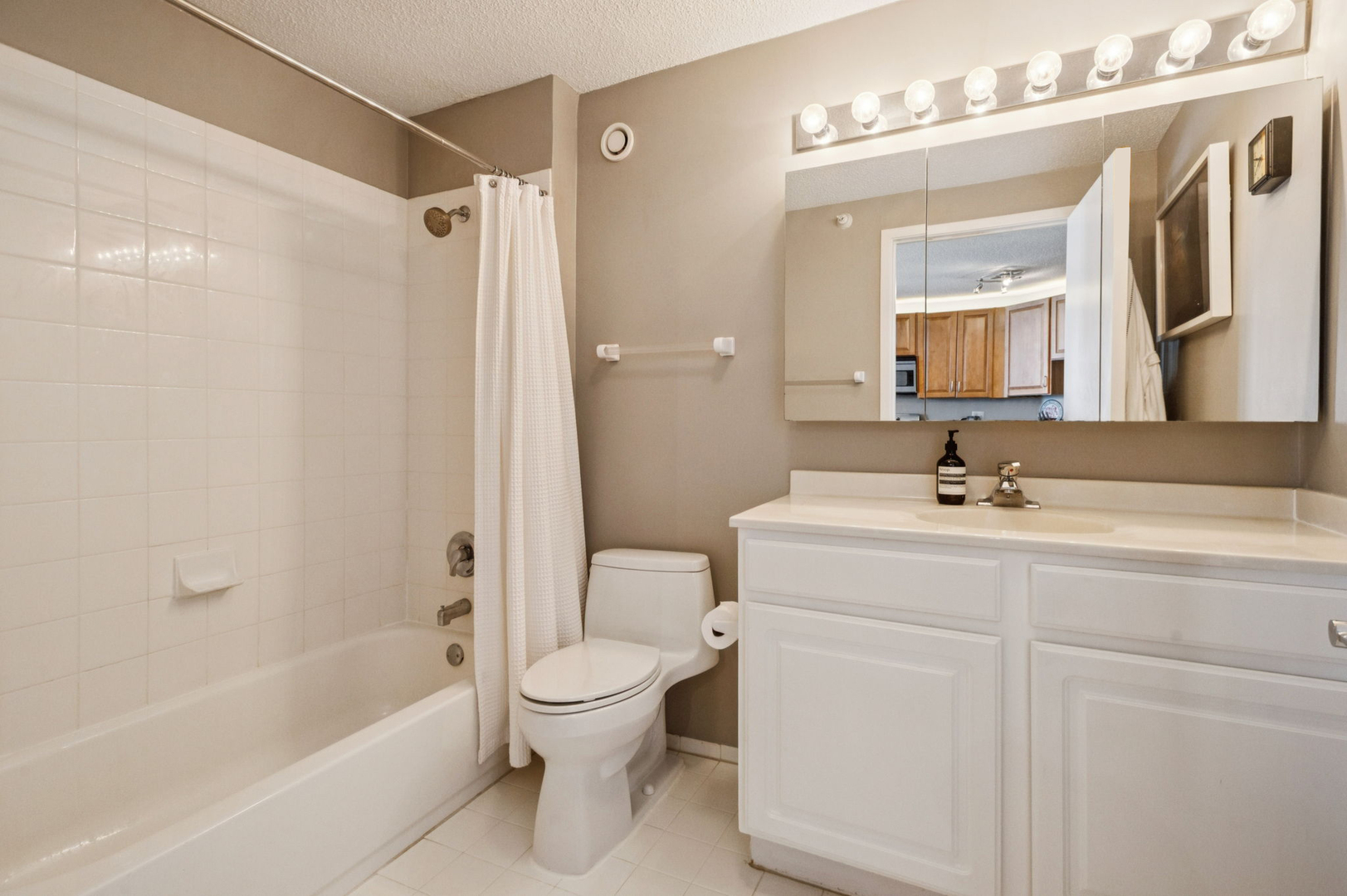 545 N Dearborn Street Unit: 2704