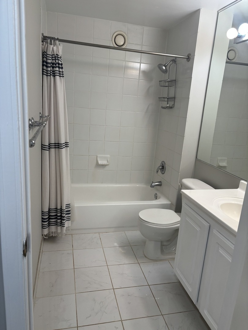 345 N LASALLE Drive Unit: 208