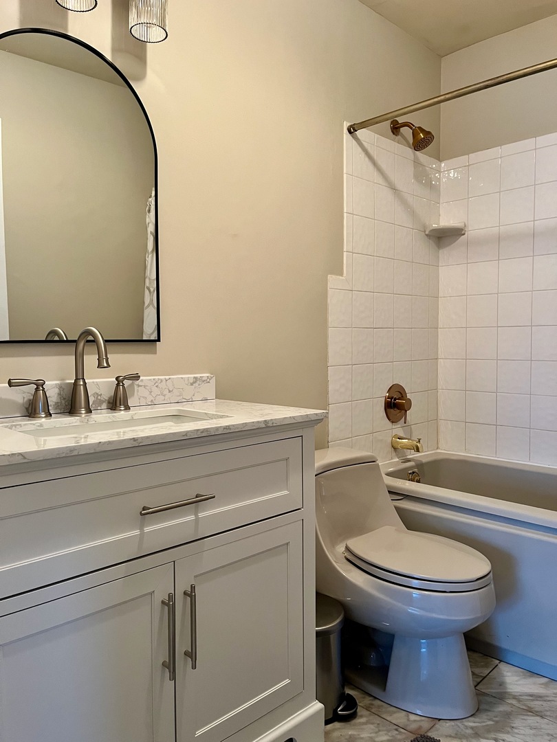 1850 N CLARK Street Unit: 201