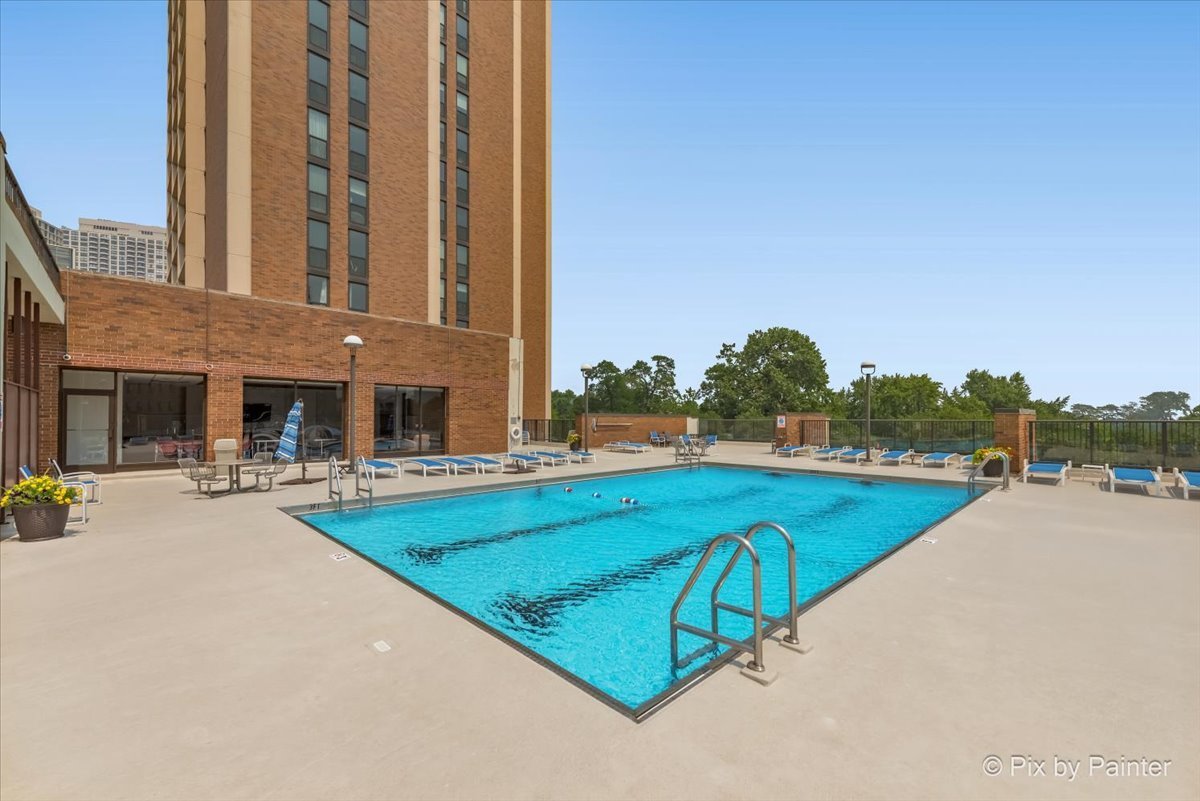 1850 N CLARK Street Unit: 201