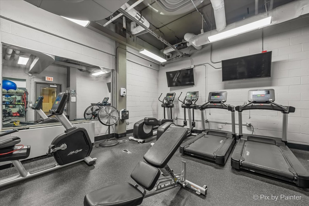 1850 N CLARK Street Unit: 201