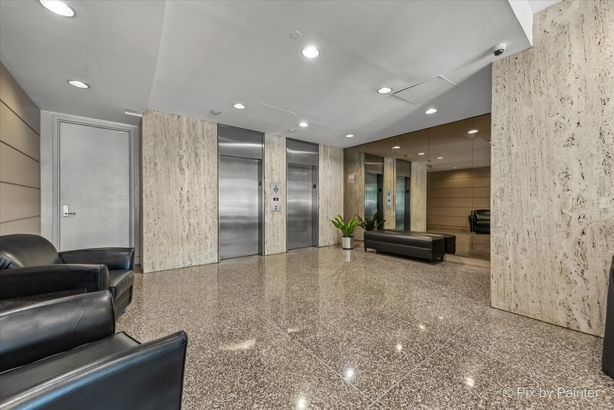 1850 N CLARK Street Unit: 201