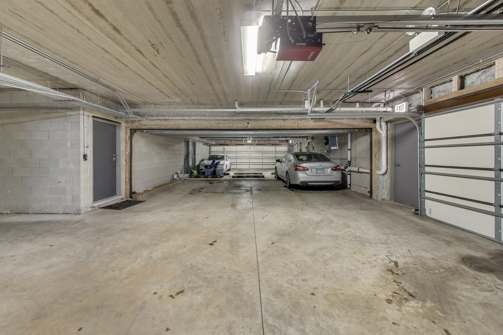 2005 N ALBANY Avenue Unit: 2005