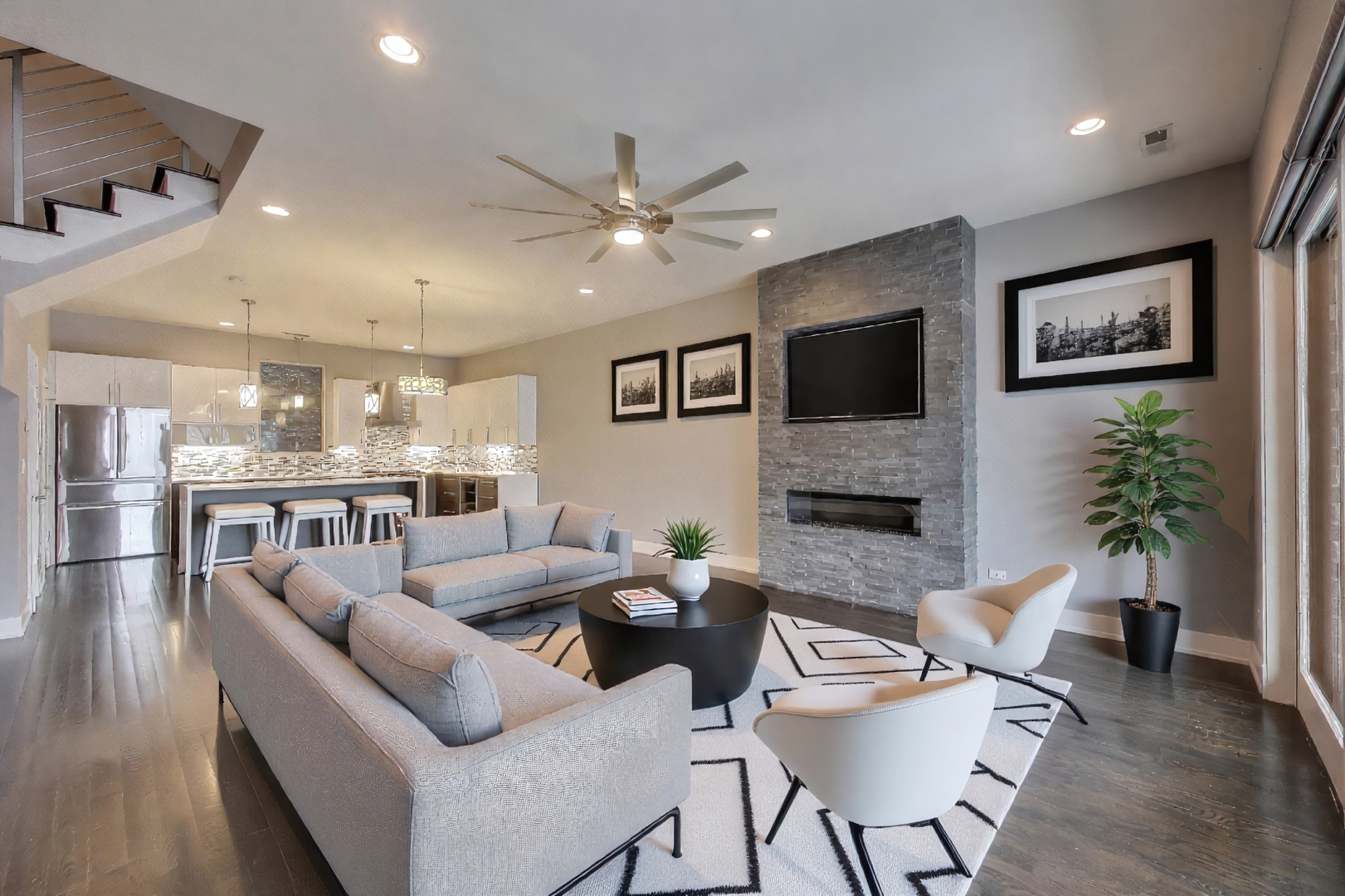 2005 N ALBANY Avenue Unit: 2005