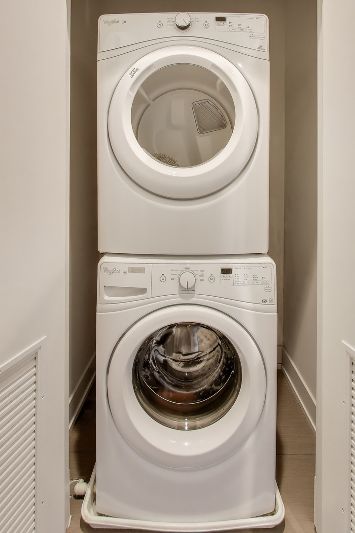 2005 N ALBANY Avenue Unit: 2005