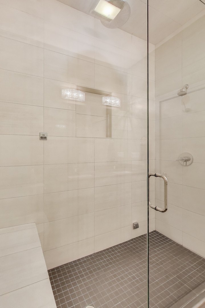 2005 N ALBANY Avenue Unit: 2005