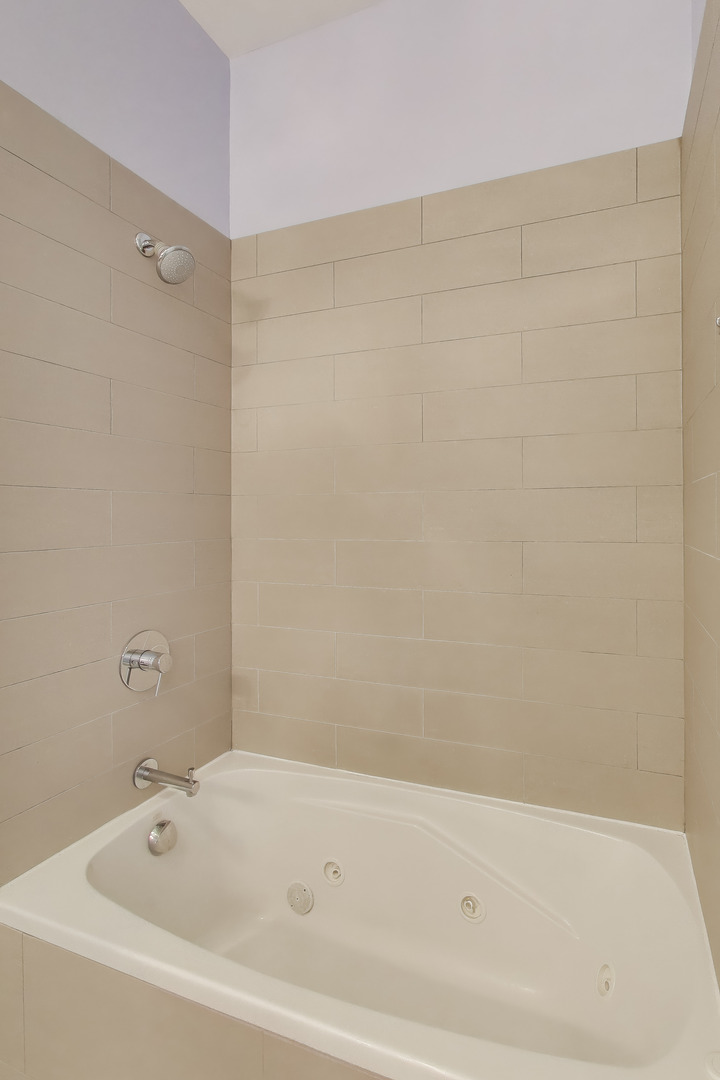 2005 N ALBANY Avenue Unit: 2005