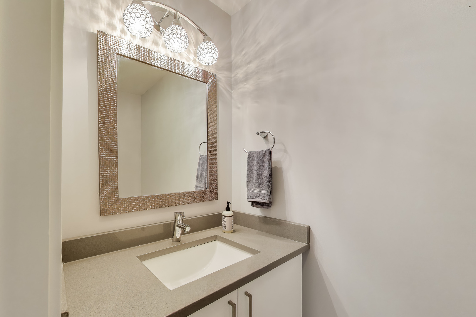 2005 N ALBANY Avenue Unit: 2005