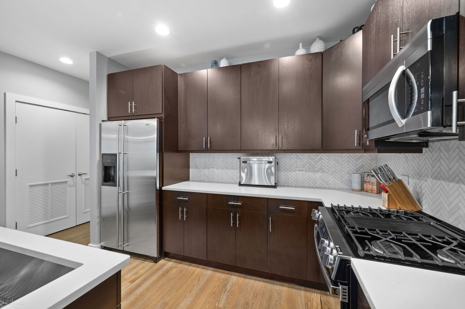 689 N Peoria Street Unit: 2S