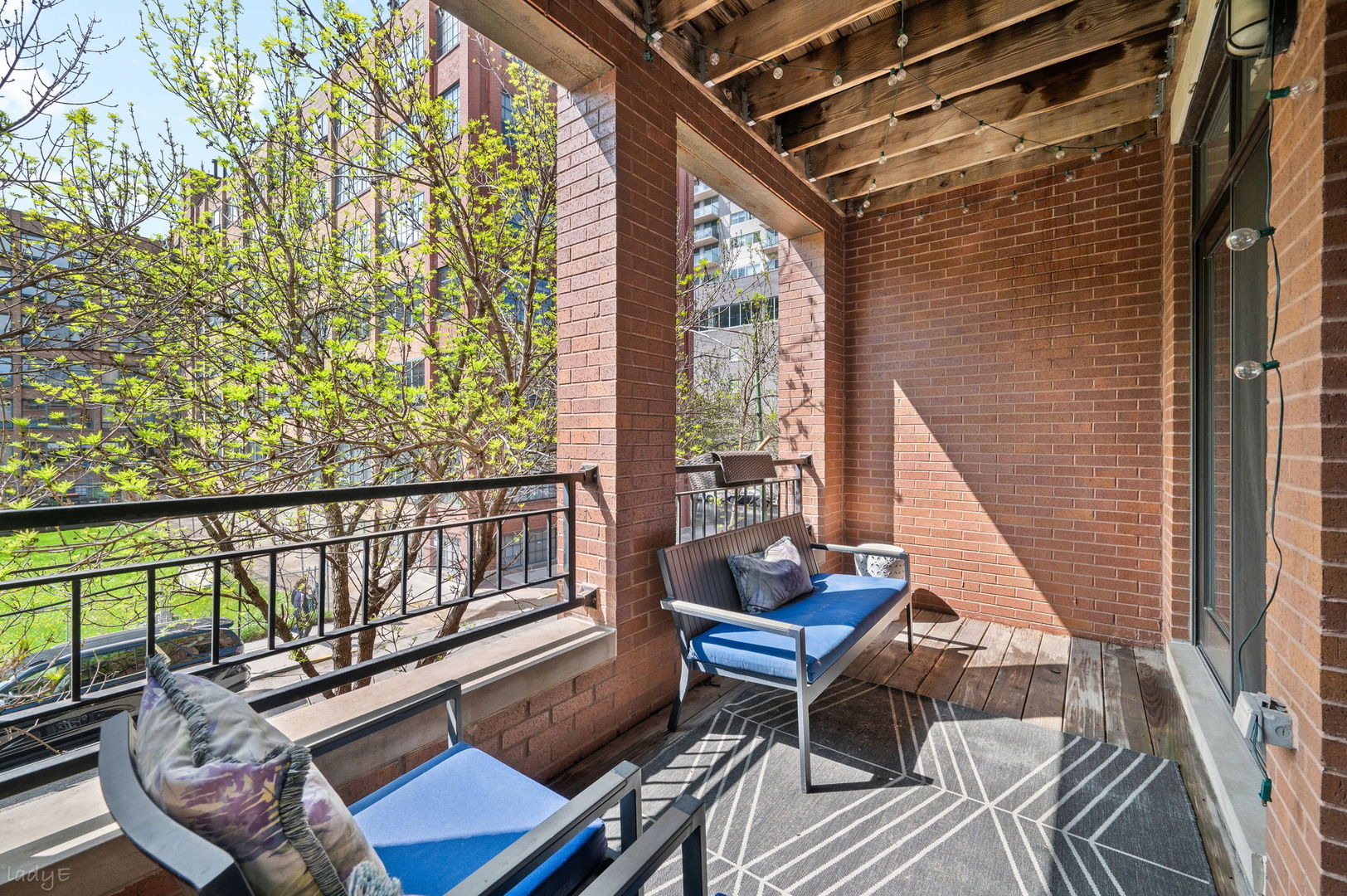 689 N Peoria Street Unit: 2S