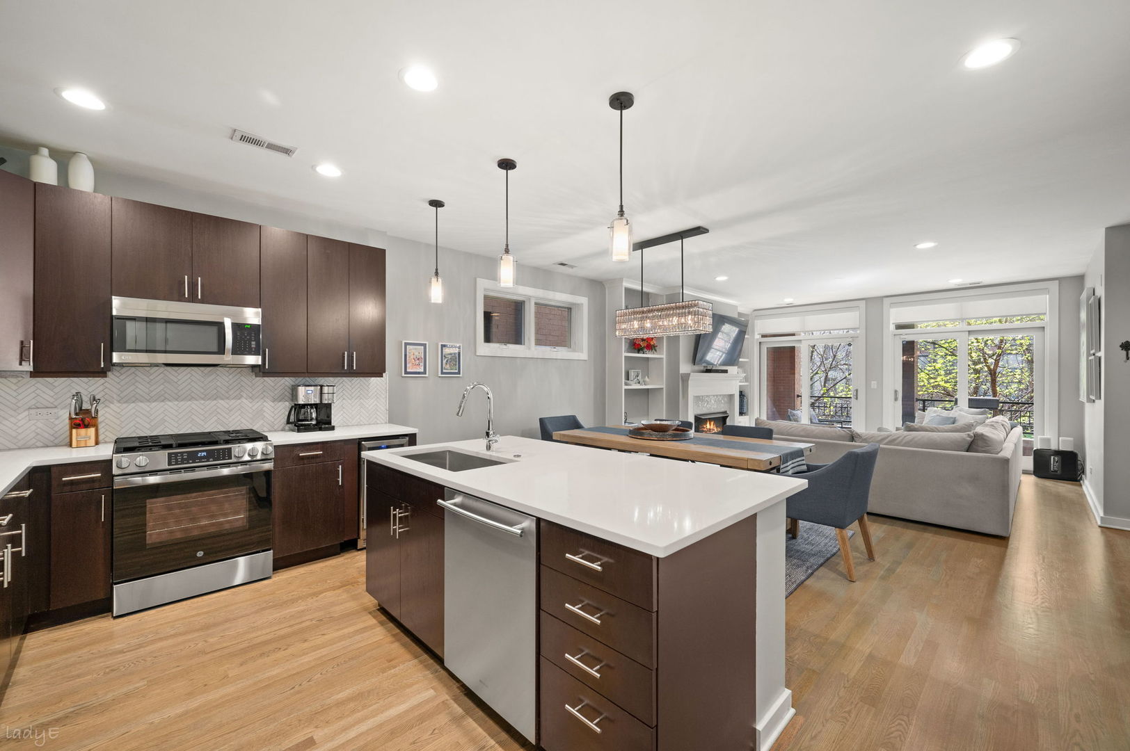 689 N Peoria Street Unit: 2S