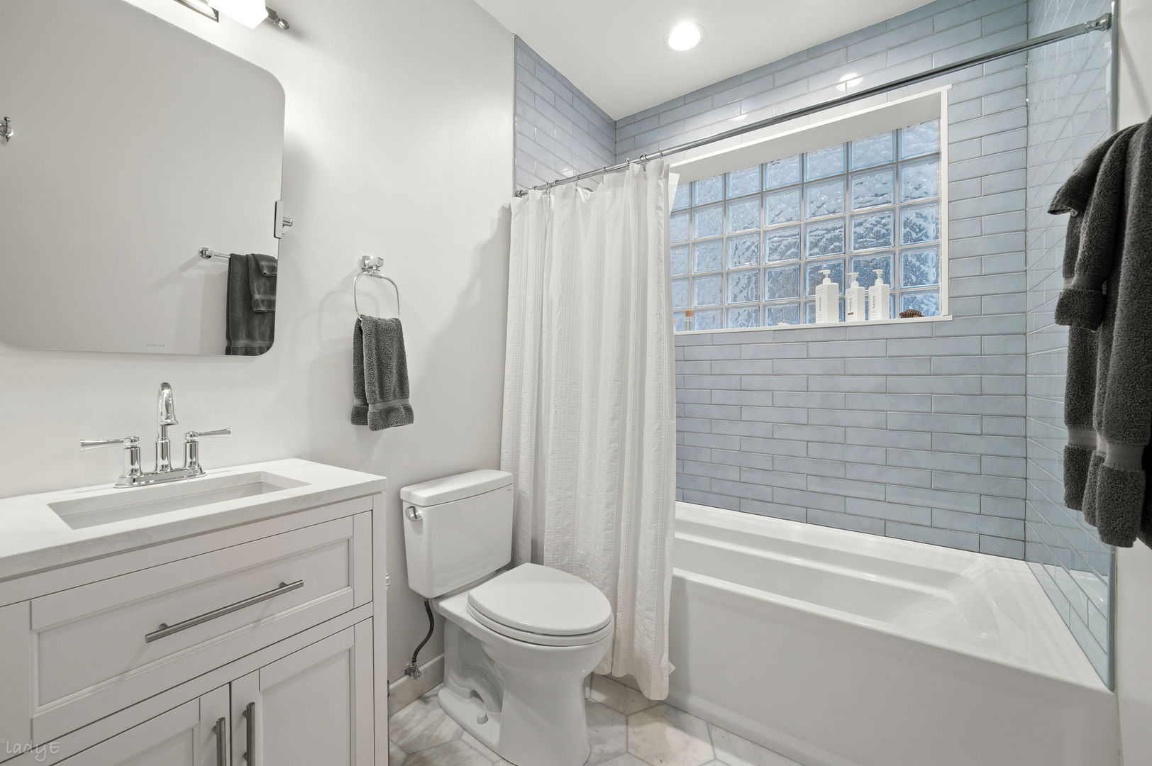 689 N Peoria Street Unit: 2S