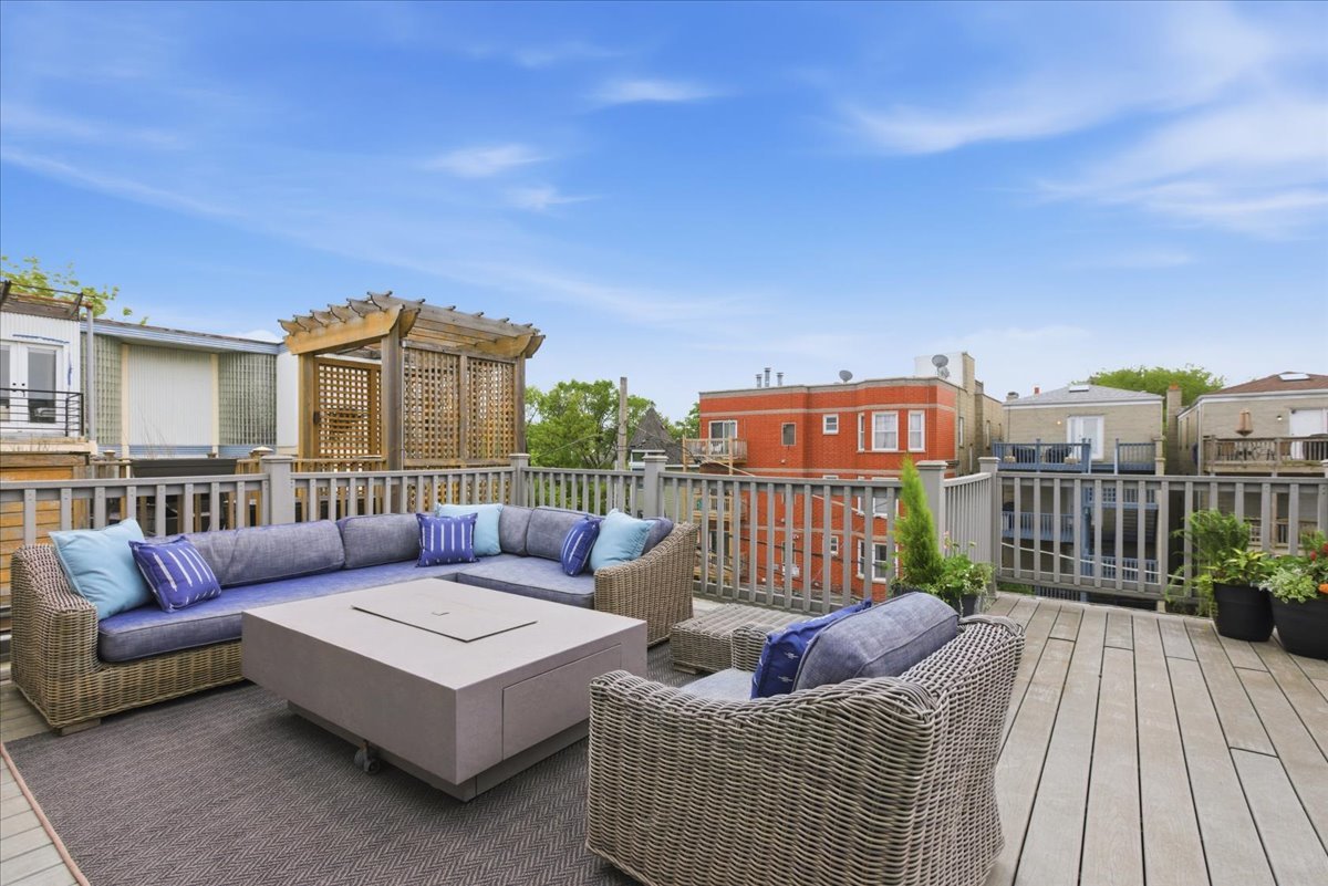 1209 W ROSCOE Street