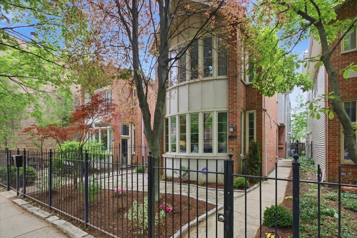 1209 W ROSCOE Street