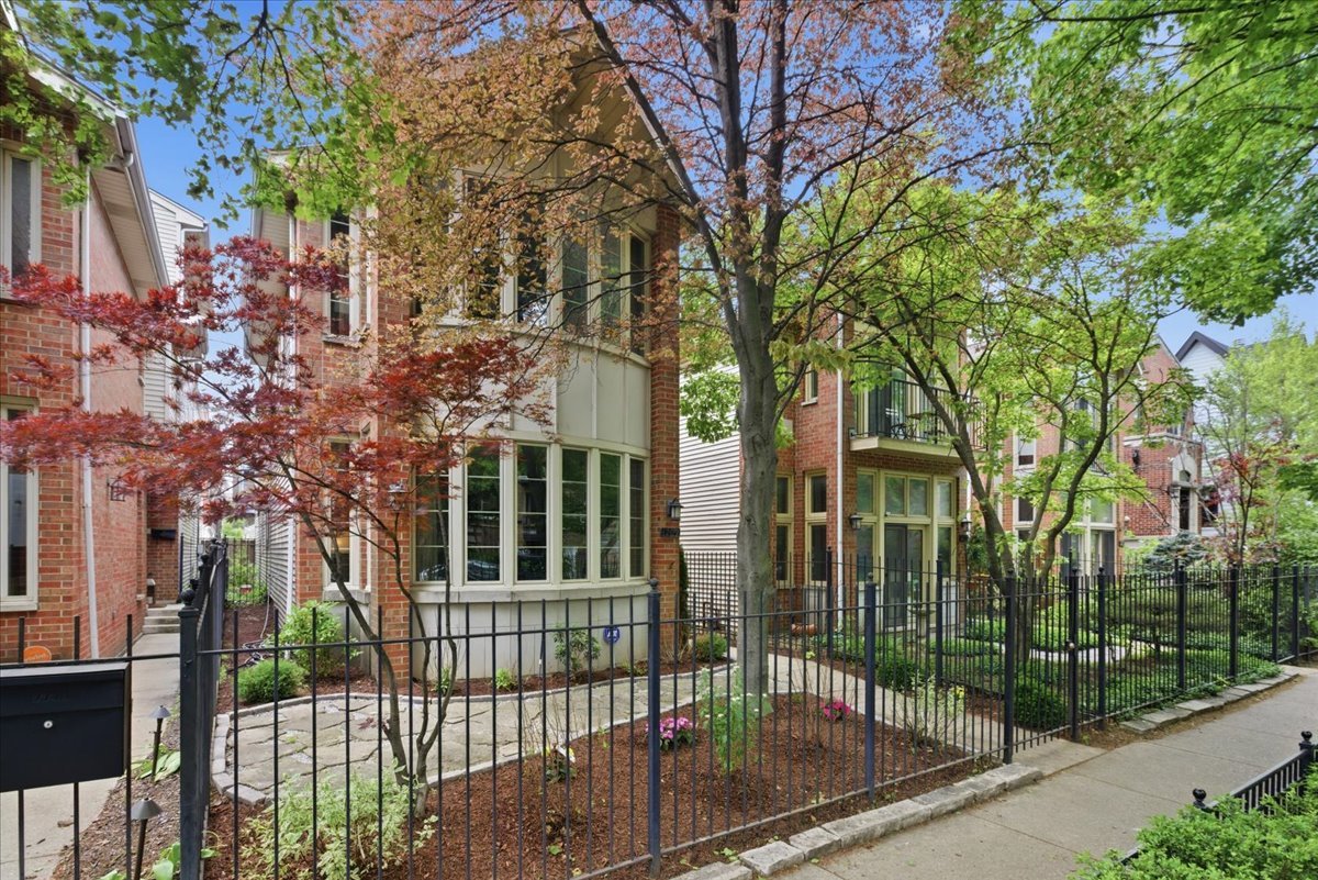 1209 W ROSCOE Street