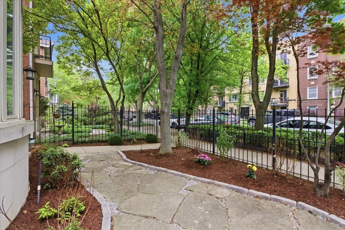 1209 W ROSCOE Street