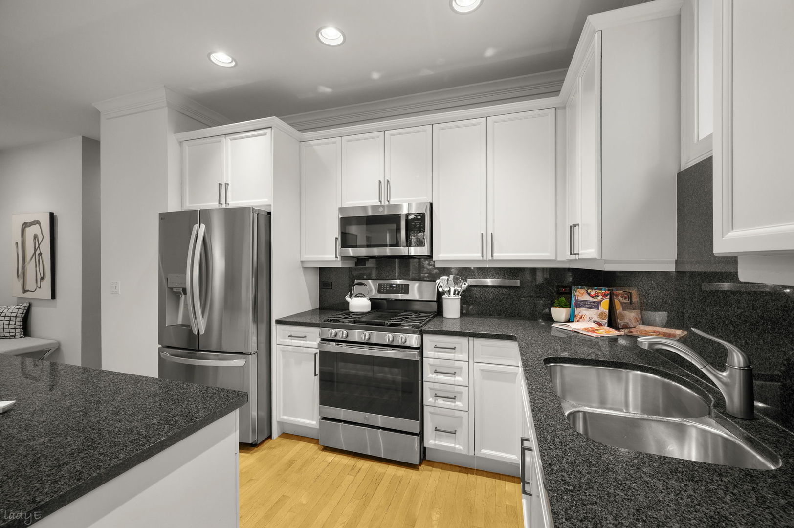 2323 W MONTROSE Avenue Unit: 2W