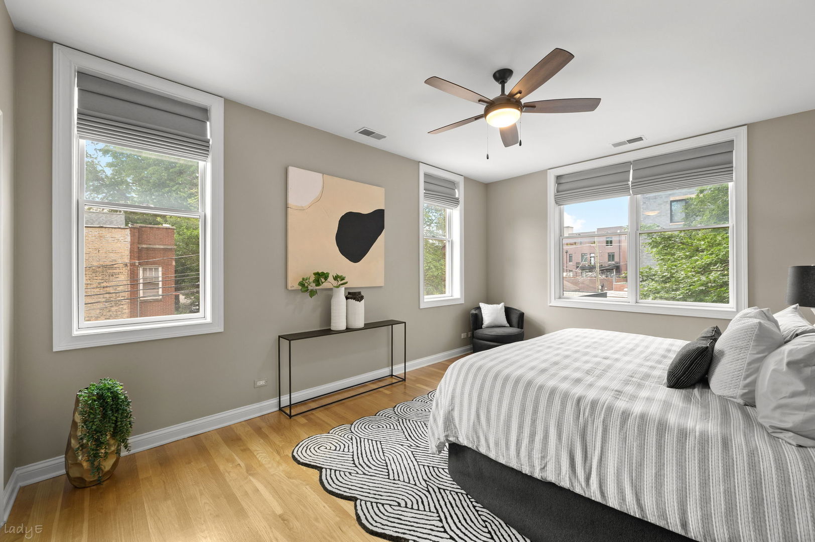 2323 W MONTROSE Avenue Unit: 2W