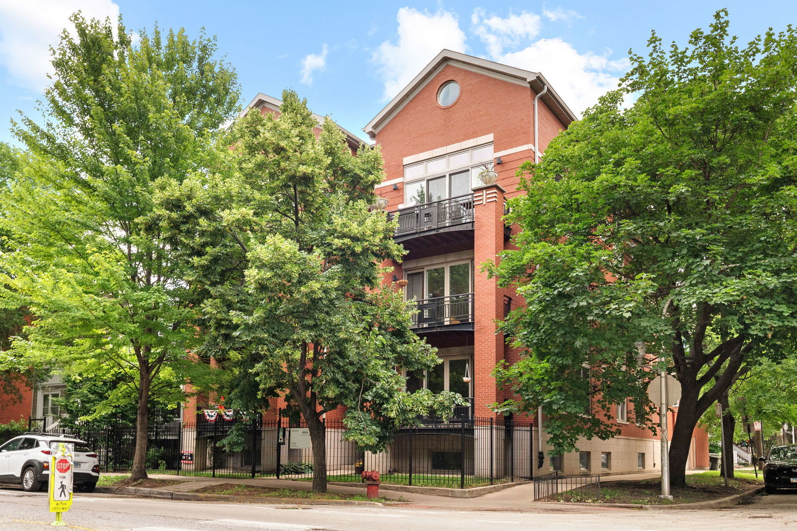 2323 W MONTROSE Avenue Unit: 2W
