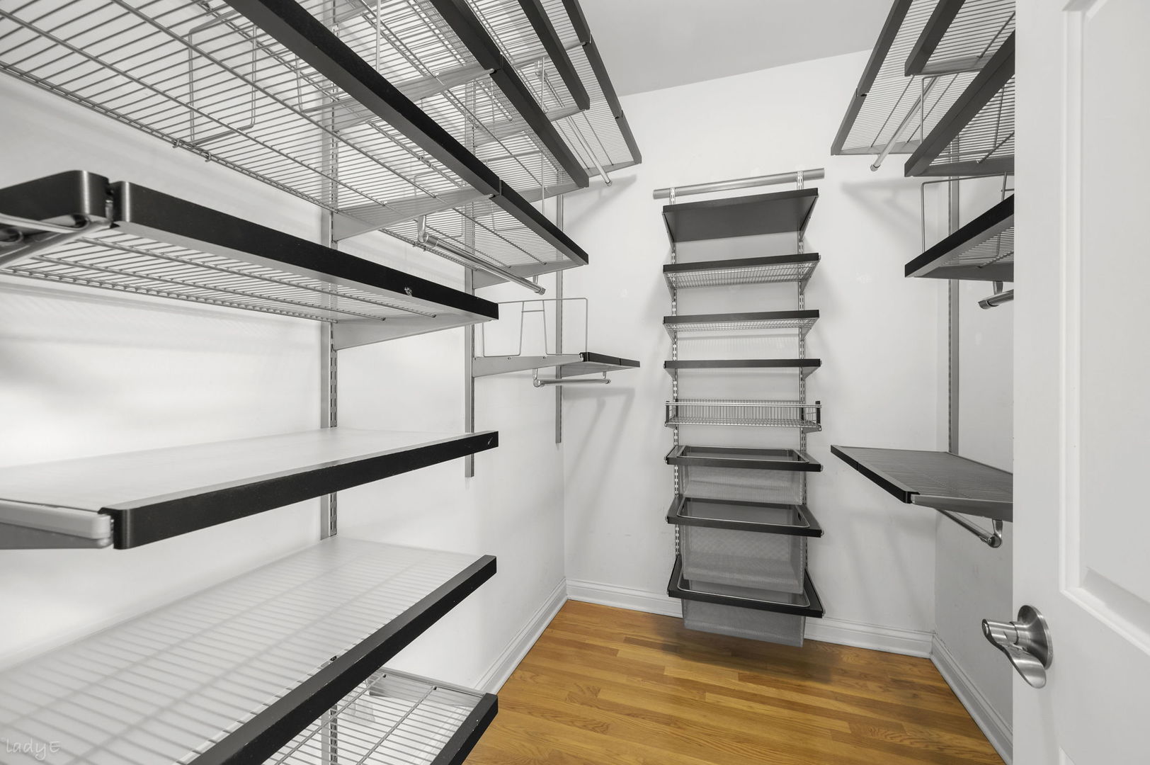 2323 W MONTROSE Avenue Unit: 2W