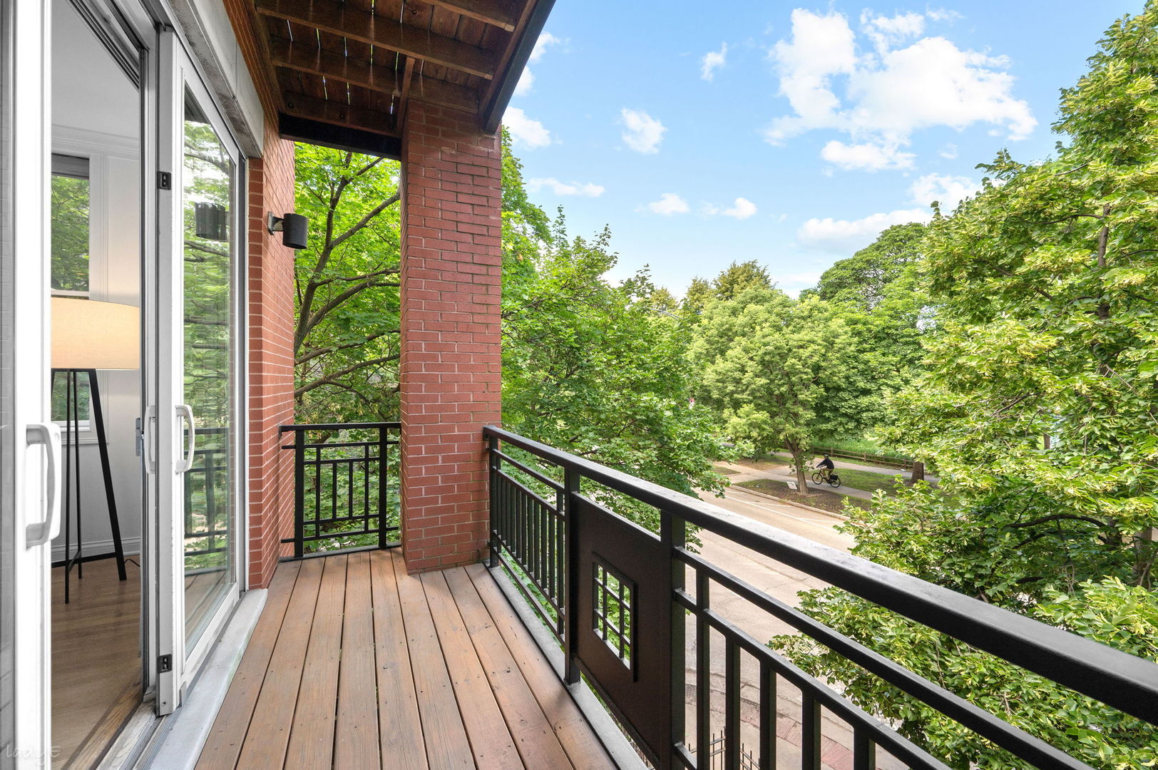 2323 W MONTROSE Avenue Unit: 2W