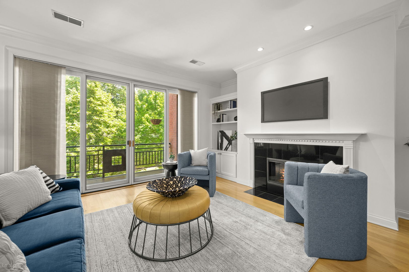 2323 W MONTROSE Avenue Unit: 2W
