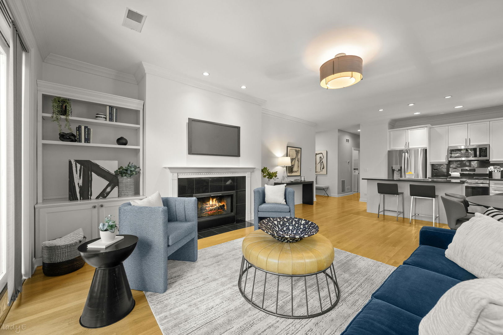 2323 W MONTROSE Avenue Unit: 2W