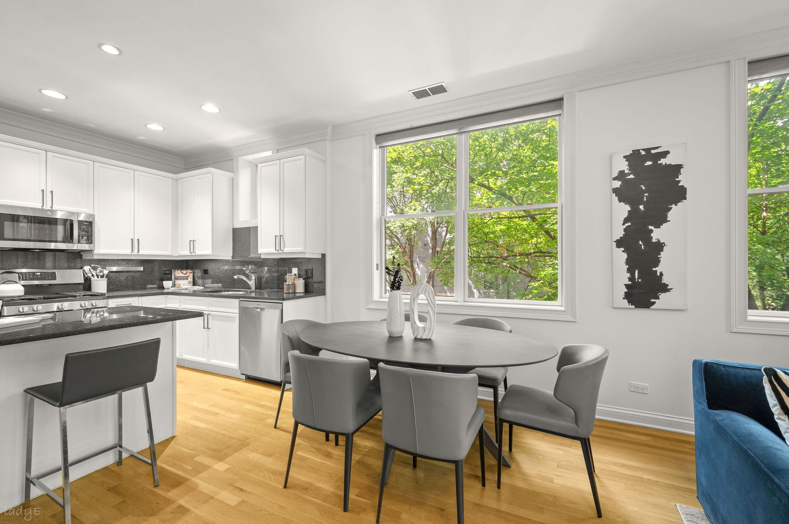 2323 W MONTROSE Avenue Unit: 2W
