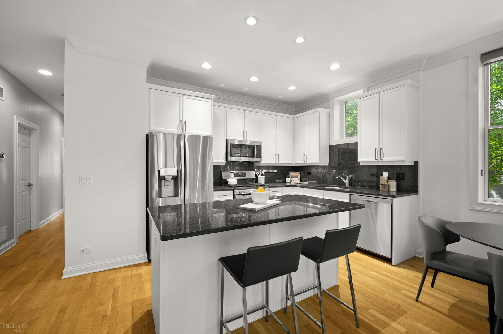 2323 W MONTROSE Avenue Unit: 2W