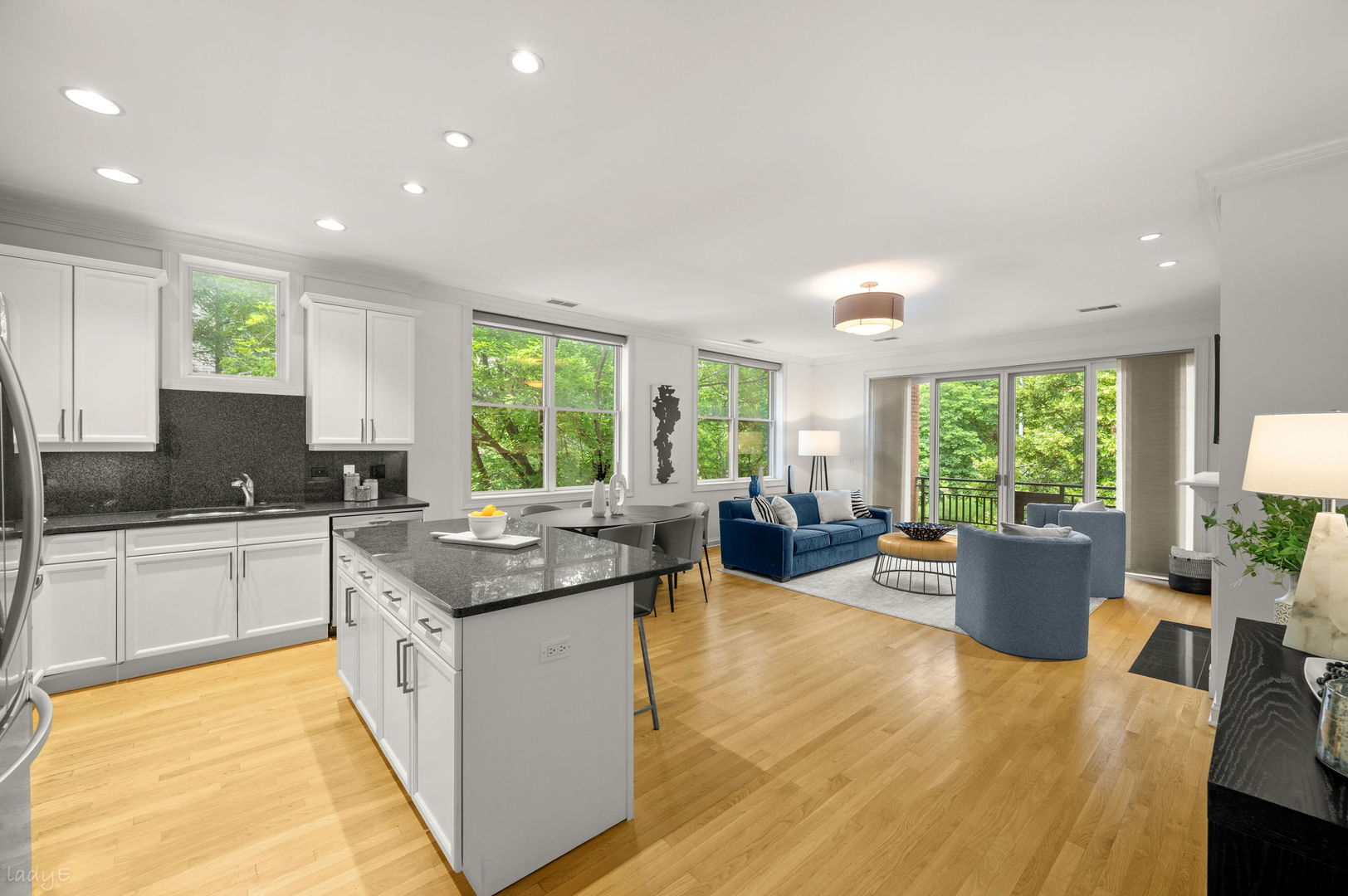 2323 W MONTROSE Avenue Unit: 2W