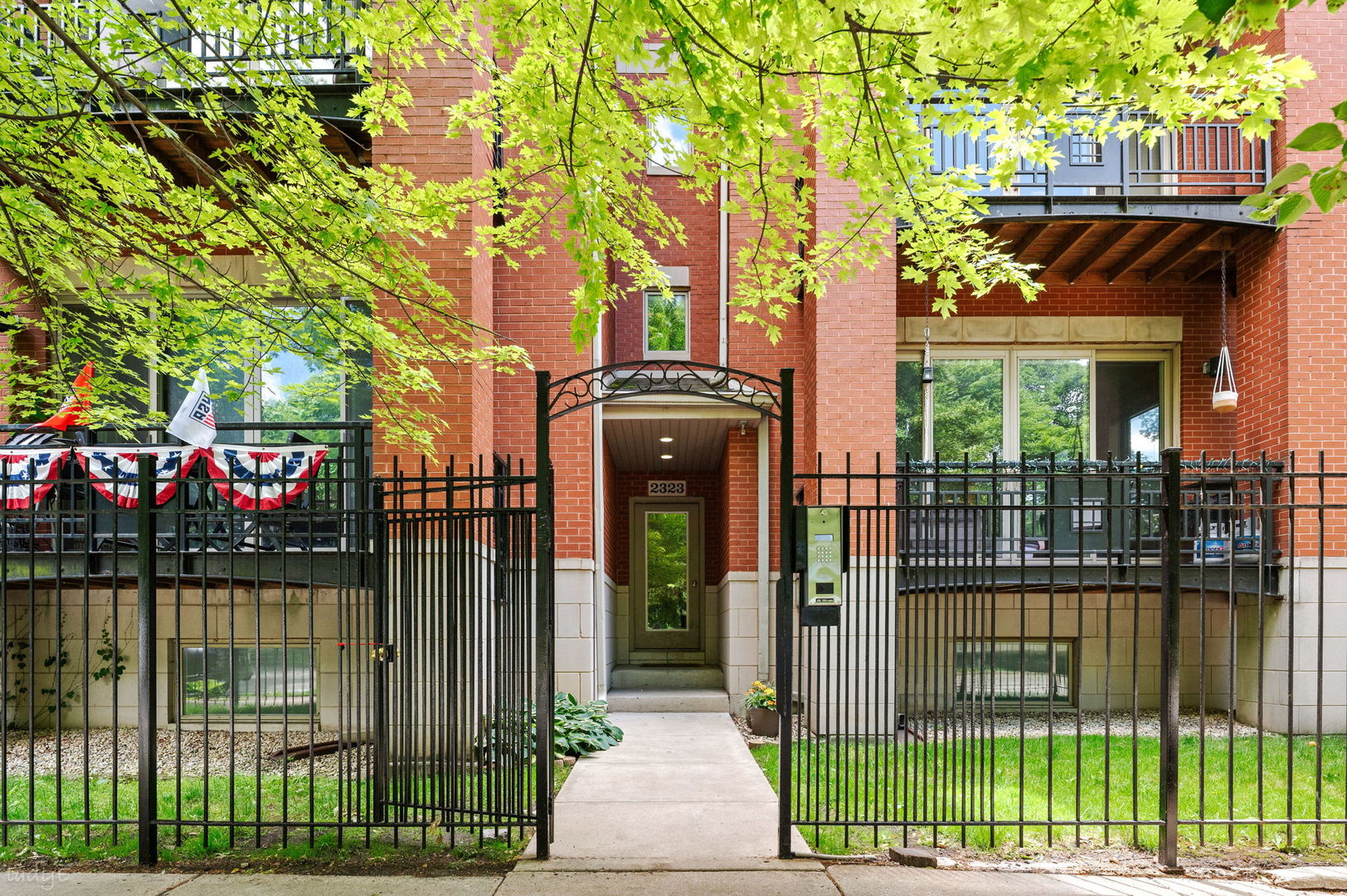 2323 W MONTROSE Avenue Unit: 2W