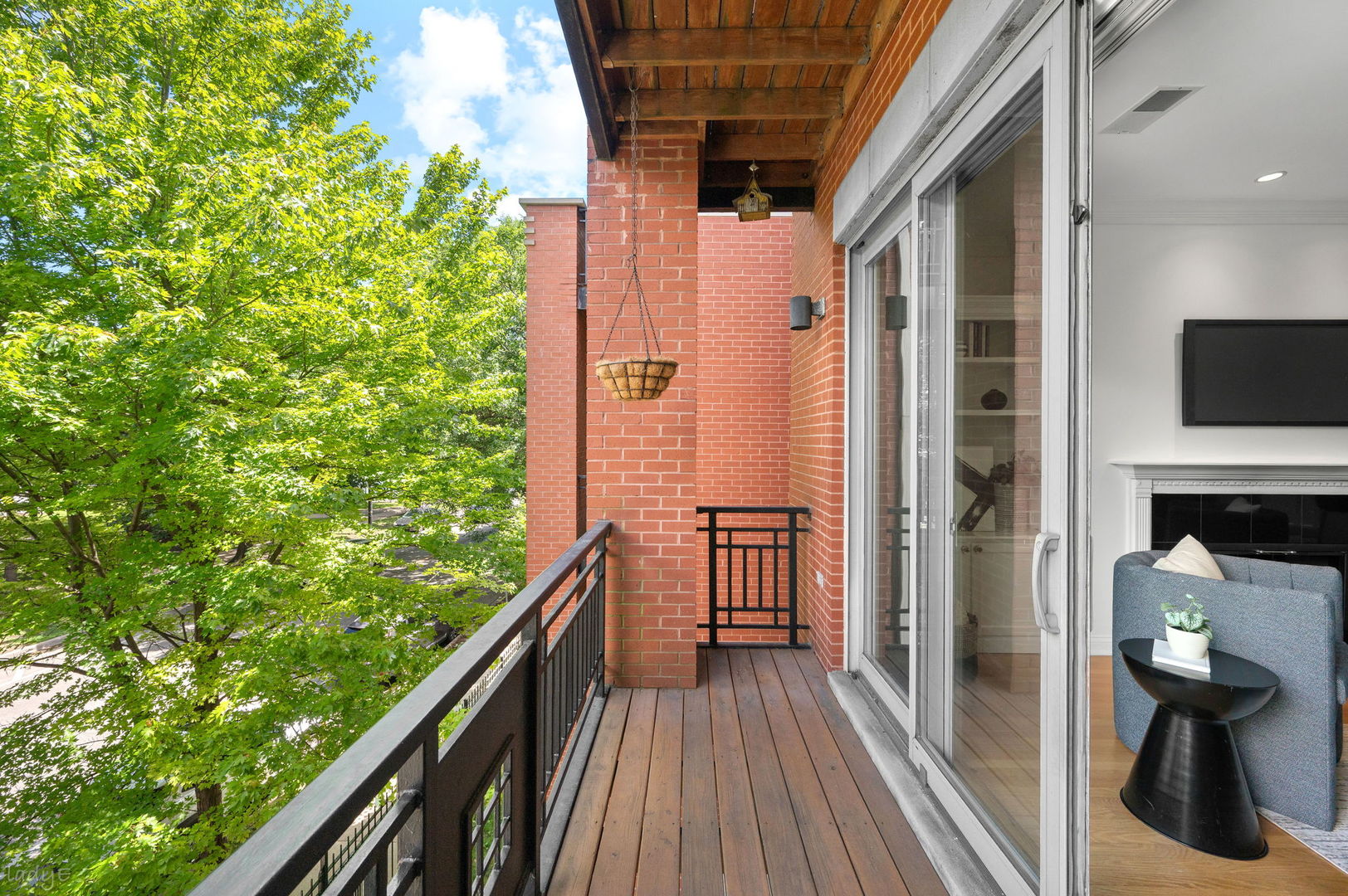 2323 W MONTROSE Avenue Unit: 2W