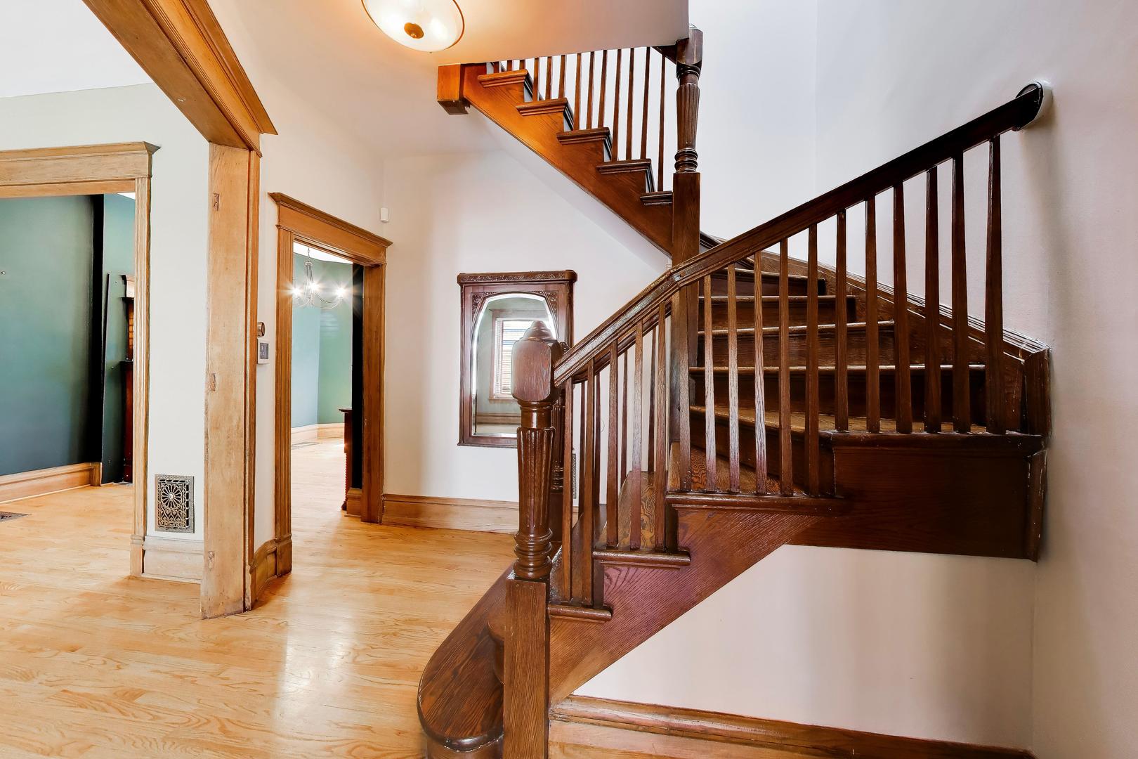 3807 N Alta Vista Terrace
