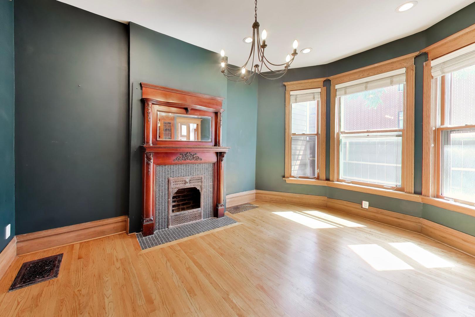 3807 N Alta Vista Terrace