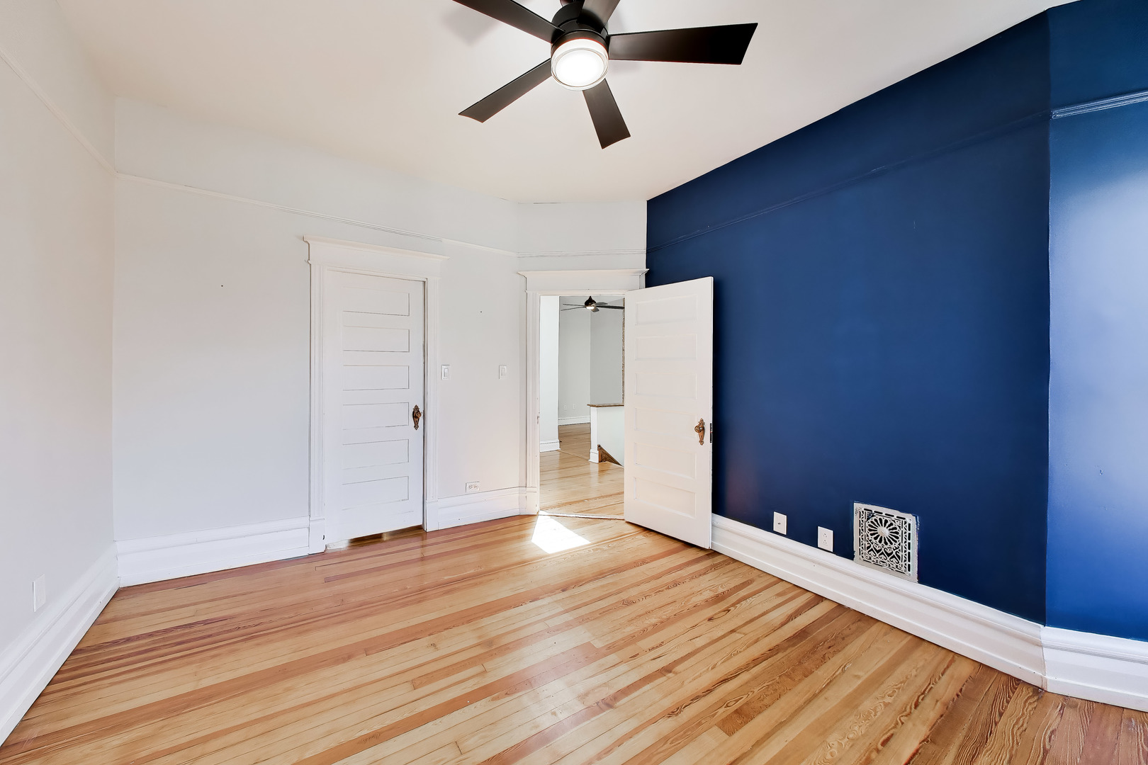 3807 N Alta Vista Terrace
