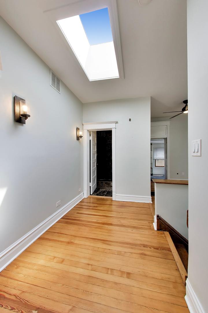 3807 N Alta Vista Terrace