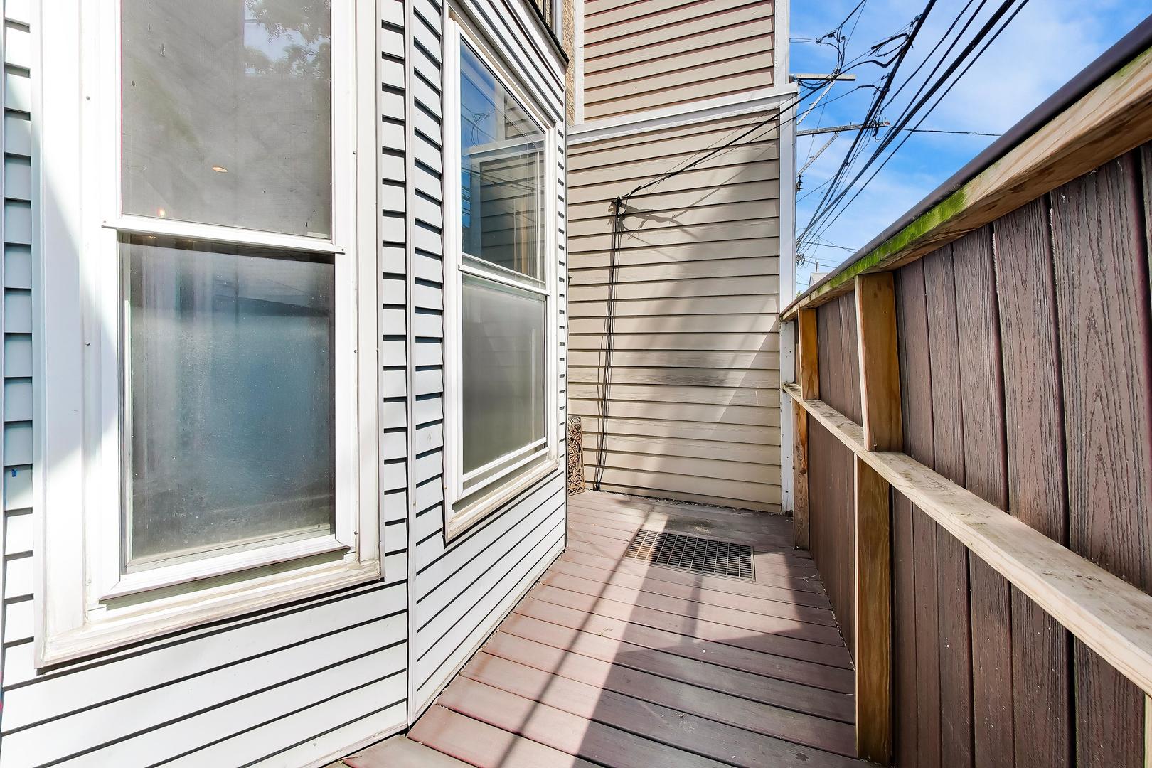 3807 N Alta Vista Terrace