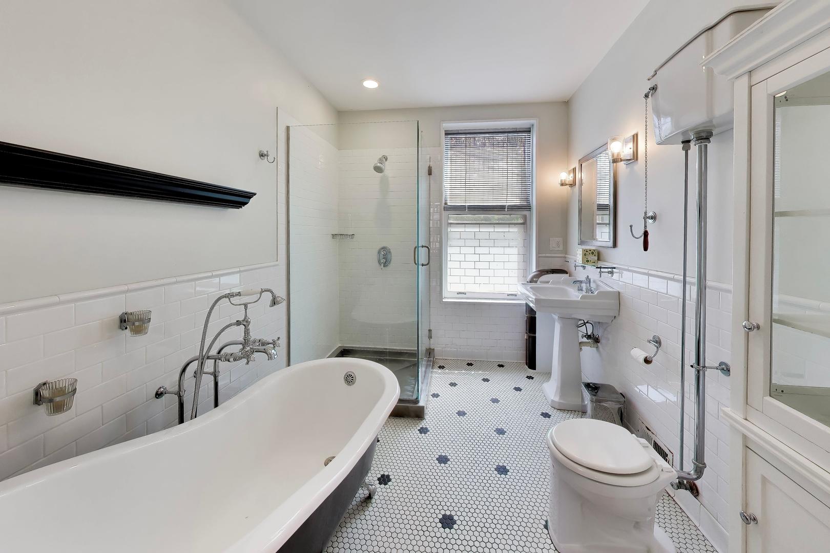 3807 N Alta Vista Terrace
