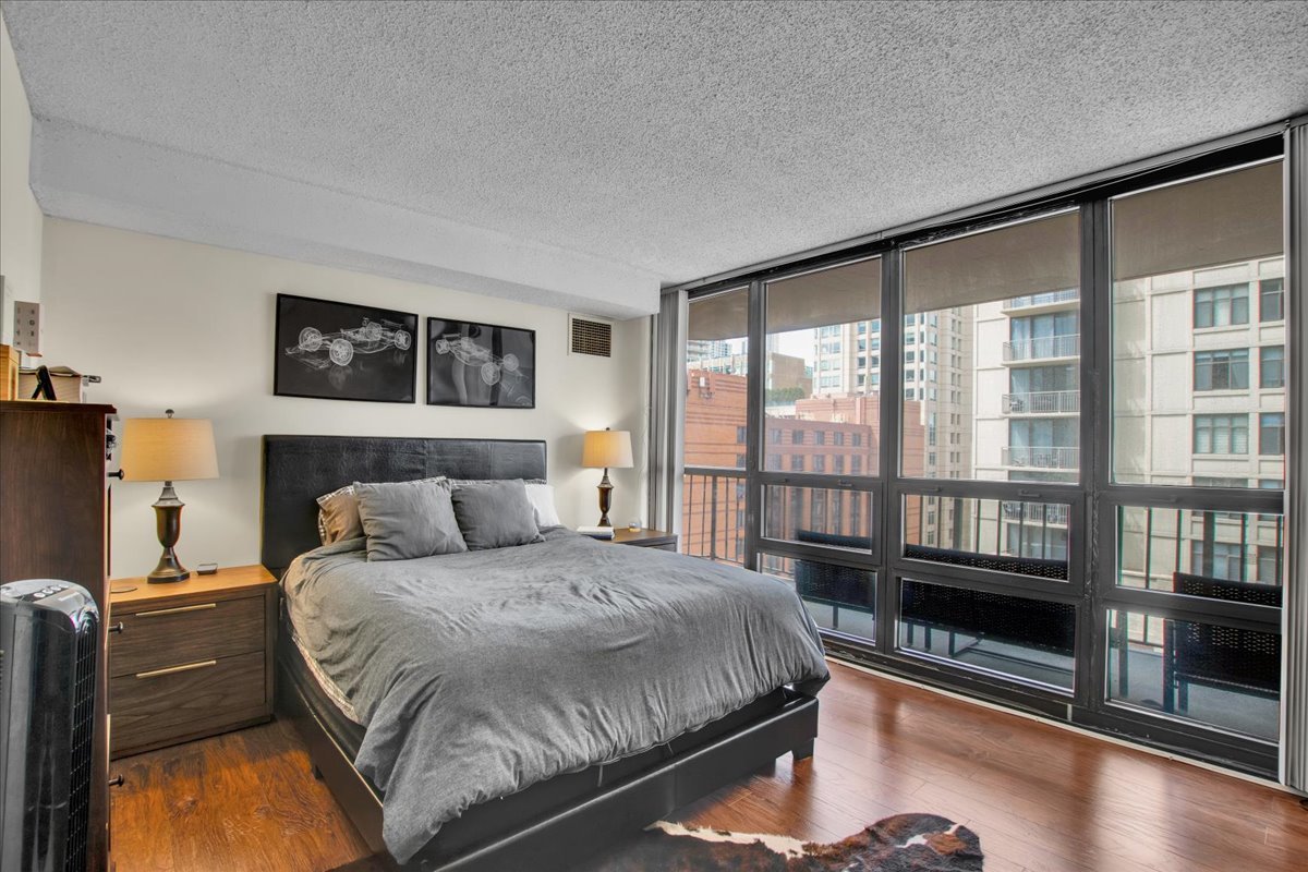 10 E Ontario Street Unit: 905
