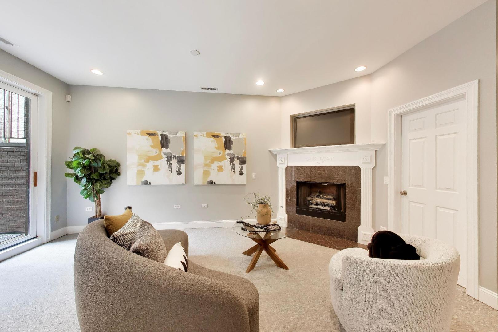 1887 N POE Street Unit: 1R