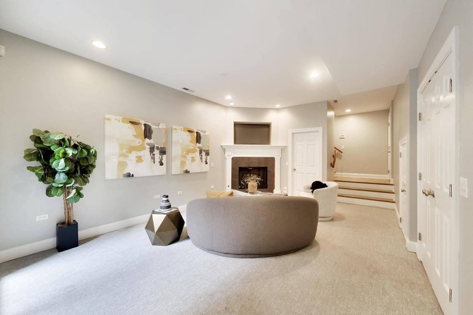 1887 N POE Street Unit: 1R